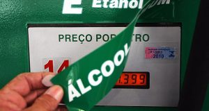 SP - ETANOL/POSTOS - ECONOMIA - A nomenclatura do álcool é substituída por etanol nas bombas do Auto Posto Baronesa, na Avenida Angélica com a Rua Baronesa de Itu, em Higienópolis, região central de São Paulo, nesta quinta-feira (17). O posto bandeira BR, é o quinto a adotar a nova nomenclatura no país desde que a Agência Nacional de Petróleo e Gás Natural e Biocombustíveis (ANP) autorizou a troca, em abril deste ano.  17/09/2009 - Foto: SÉRGIO  CASTRO/AGÊNCIA ESTADO/AE